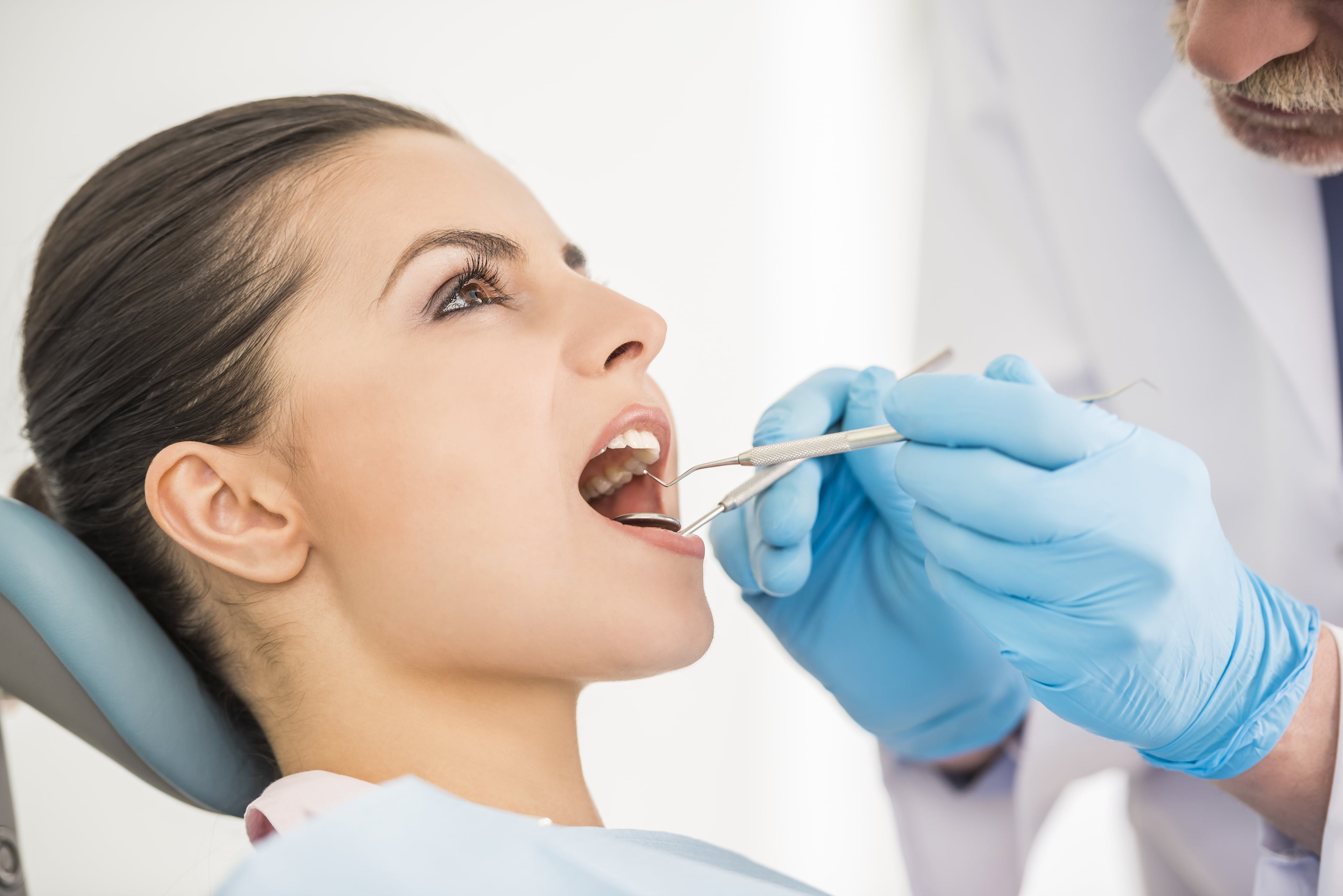 Врач лечащий кариес. Терапия стоматология. Профилактика кариеса зуба. Профилактика в стоматологии. Заболевания в стоматологии.